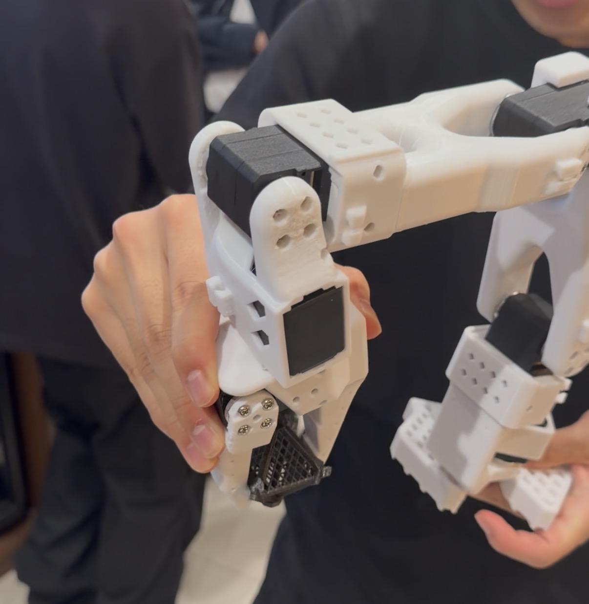設計データをもとにOctet Moduleを組み立てる施工ロボット